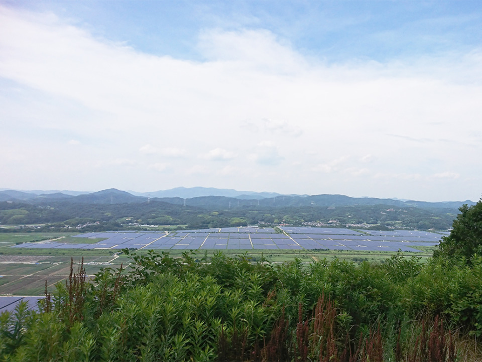 岡山県瀬戸内市にあるメガソーラーの様子